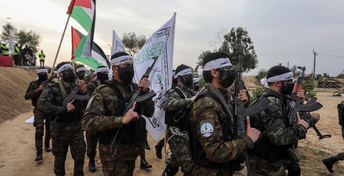 Palestinian militants from the Ansar brigade take part in a military drill in Khan Yunis, in the southern Gaza Strip, on January 1, 2023. Photo by Abed Rahim Khatib/Flash90  *** Local Caption *** 
חמאס
פלסטיני
פלשתיני
תרגיל
מלחמה
ישראל
קבומוצ
חמושות
חמאס