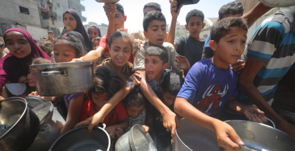 Palestijnen ontvangen maaltijden van vrijwilligers in Deir al-Balah. Centraal-Gaza. op 14 juli 2025-Foto- Ali Hassan-Flash90